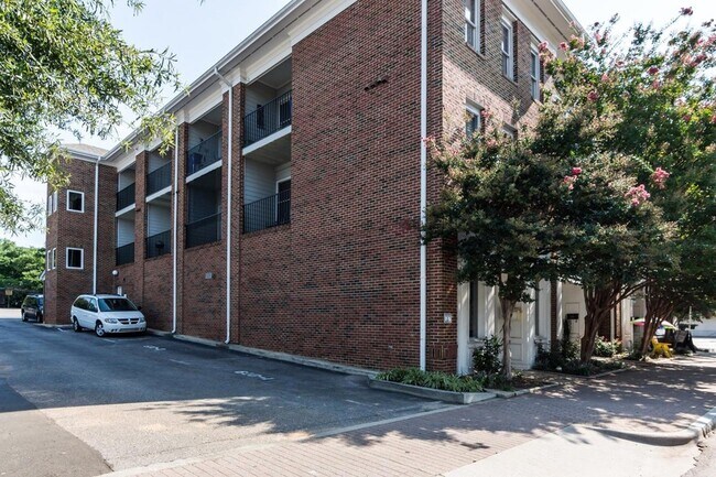 Building Photo - 610 Hillsborough Street Unit 204