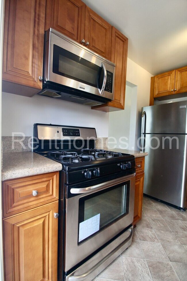 Building Photo - 2345 Comstock St