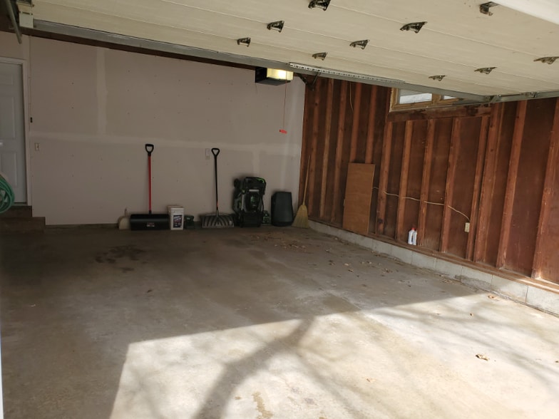 Garage - 1913 3rd Ave NE
