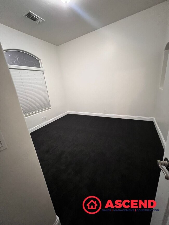 Building Photo - 4 Bed, 3 Bath Home with Modern Kitchen & Attached Garage