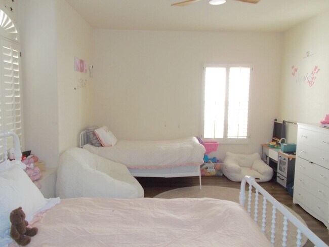 Building Photo - Stunning Fully Remodeled Luxury Home in Peccole Ranch