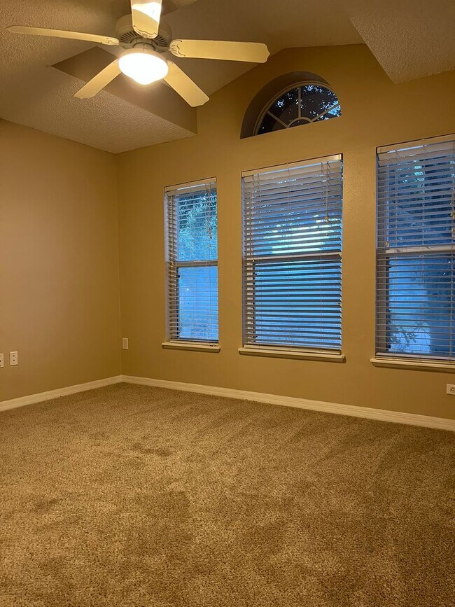Building Photo - Beautiful 4/2 with 2 Car Garage in the Wek...