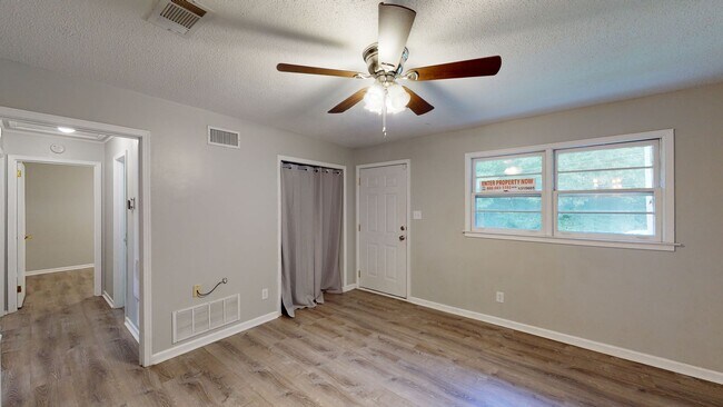 Building Photo - Precious updated 3 bed/1bath located in Oakleigh Heights