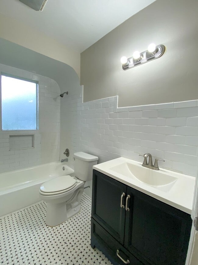 Building Photo - 2 bed, 1 bath near the University of Memphis