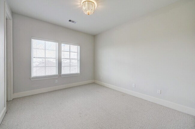 Building Photo - 1110 Thompson St