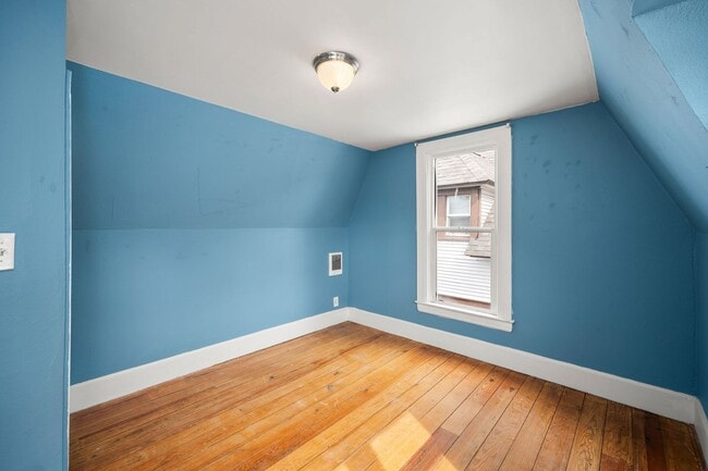 Building Photo - Centrally Located Home With Unbelievable C...