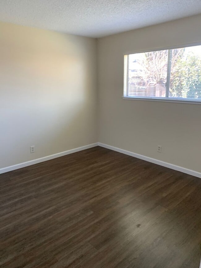 Building Photo - Excellent Value! Spacious Updated South Sa...
