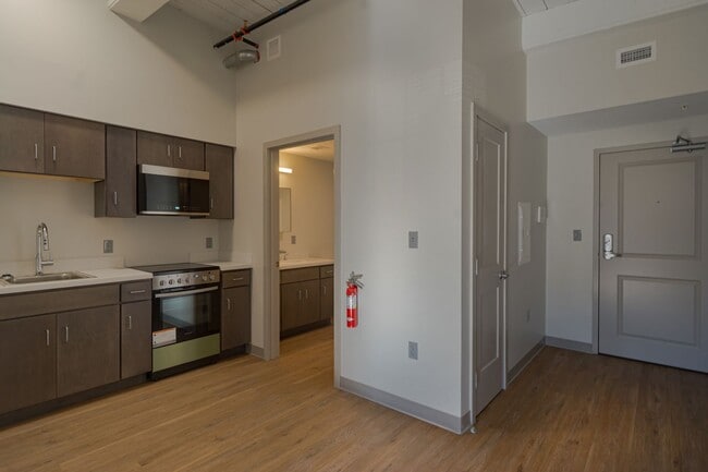 Building Photo - Bright Studio Apartment - Brattleboro, VT. $1450/month, 425 sq.ft. ALL UTILITIES INCLUDED- Availa...