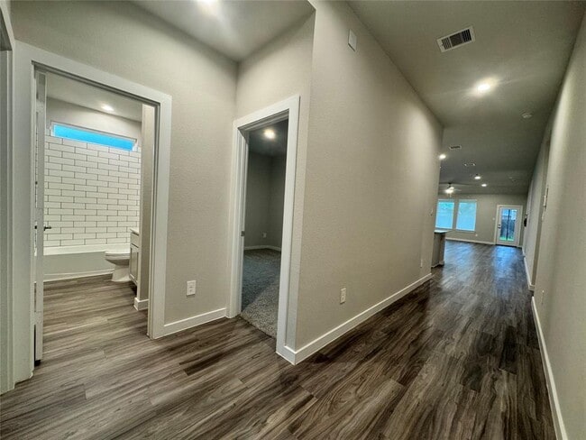 Building Photo - 14273 Lake Lodge Dr