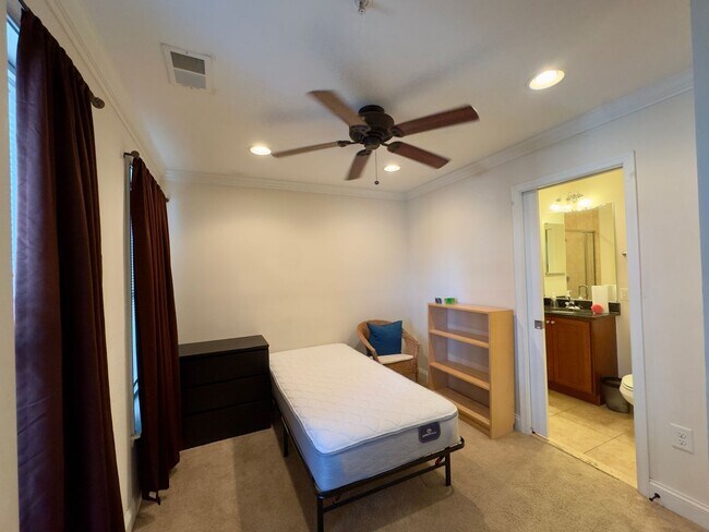 Building Photo - Charming 2 Bedroom/2 Bathroom Townhome near Patterson Park, Baltimore, MD!