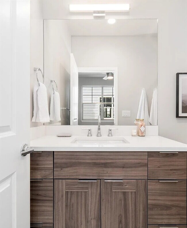 Building Photo - Amazing Jefferson Park 2 Bed / 4 bath Dupl...
