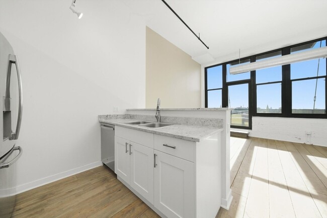 Building Photo - 1224 W Van Buren St