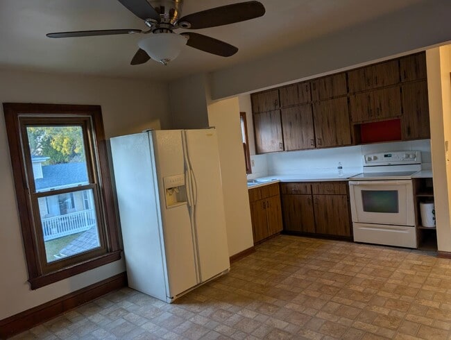 Building Photo - 206 Oak St