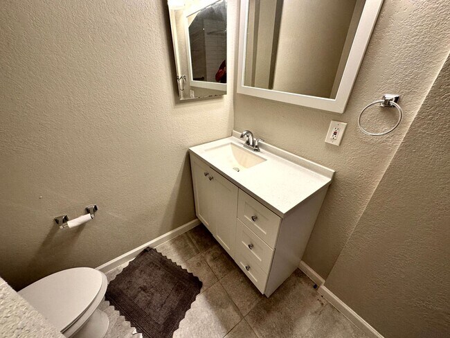 Building Photo - Cute, Remodeled 2 Bed, 1 bath Home (Availa...