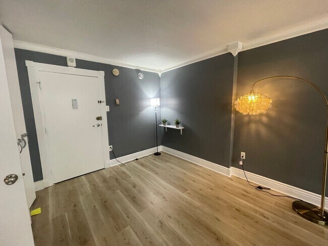 Building Photo - Logan Circle Spacious Efficiency w/Full Bath, All Utilities Included, Pool and 24 Hour Concierge