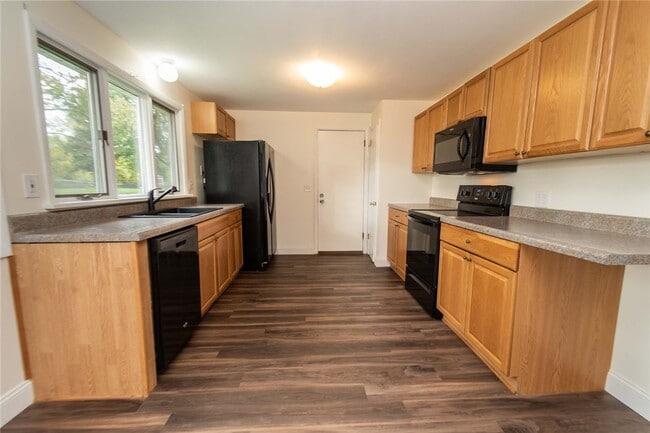 Building Photo - 5 Adeane Dr W