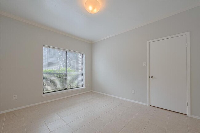 Building Photo - 2025 Augusta Dr