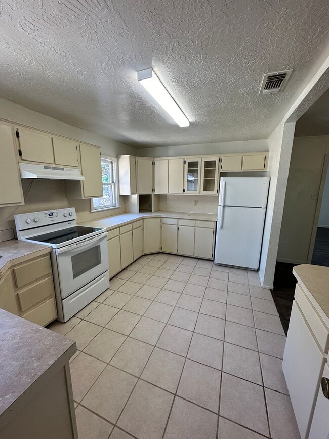Building Photo - Spacious 3 Bed Home! Convenient Location! HUD Okay!
