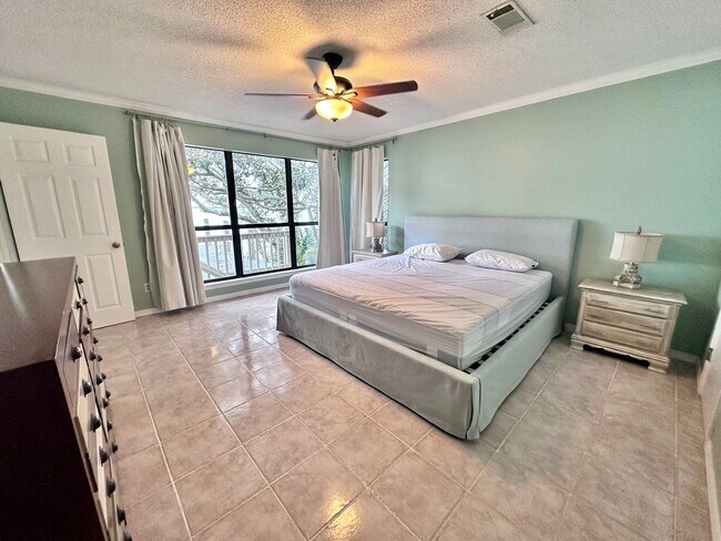 Building Photo - Beautiful 3B/3.5B Waterfront Fully Furnish...