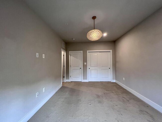 Building Photo - 818 Fern Pl NW