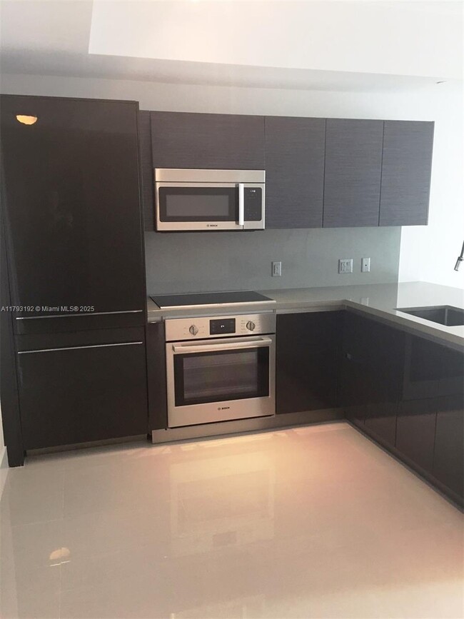 Building Photo - 1080 Brickell Ave