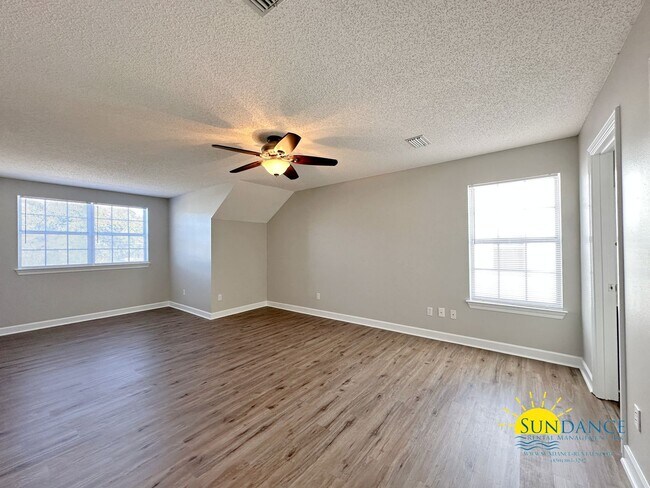 Building Photo - Stunning 4 Bedroom Mary Esther Home, minut...