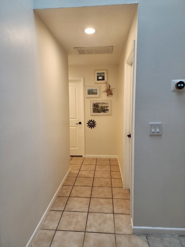 Building Photo - Pool home in Historic Tarpon Springs