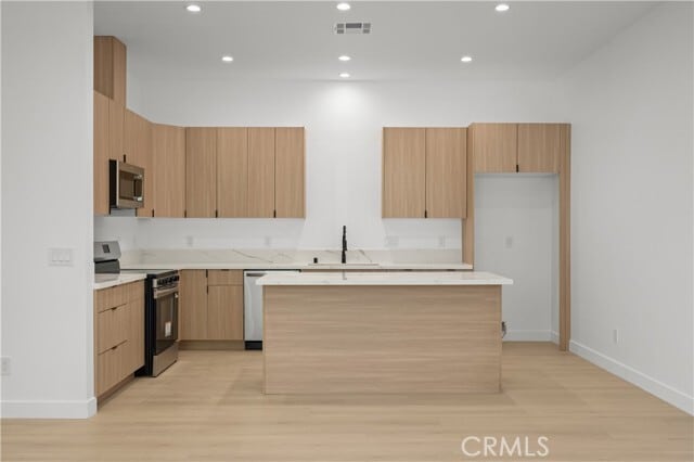 Building Photo - 6950 Amestoy Ave