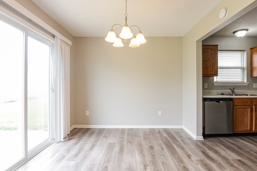 Building Photo - 4261 Village Bend Dr