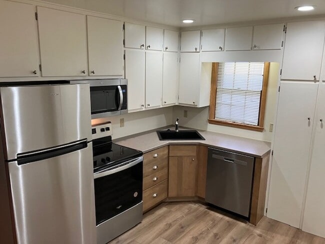 Building Photo - 2 bdrm, 1.5 bath duplex with flexible possession!