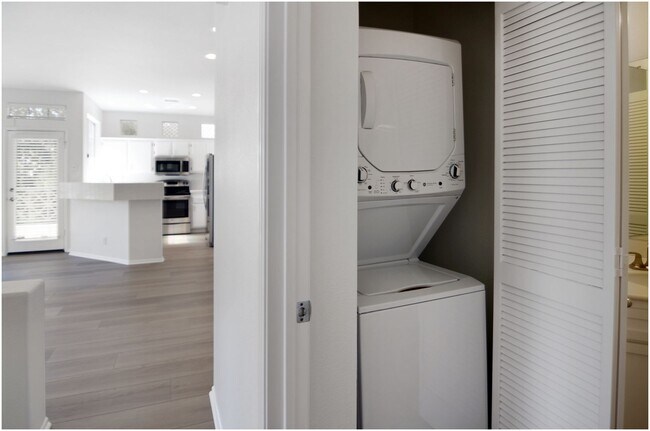 Building Photo - 2 Bedroom Condo in the Breakers!