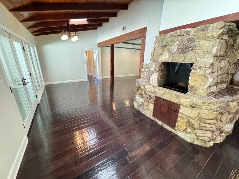 Building Photo - 3957 Woodfield Dr