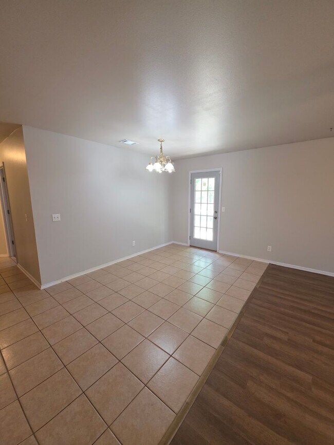 Building Photo - 106 Willow Creek Dr