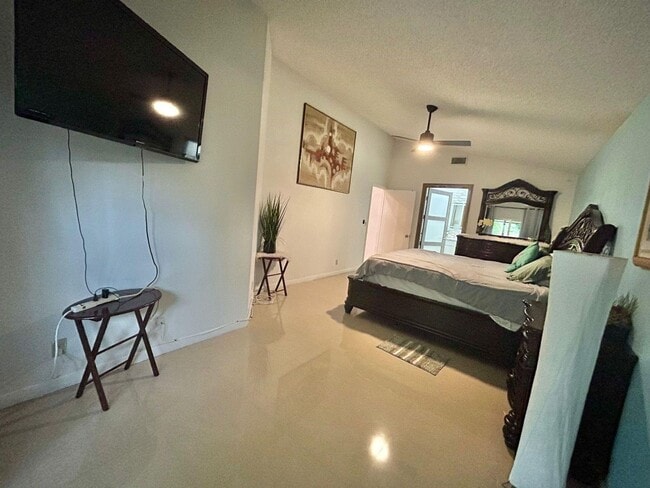 Building Photo - 156 Colly Way