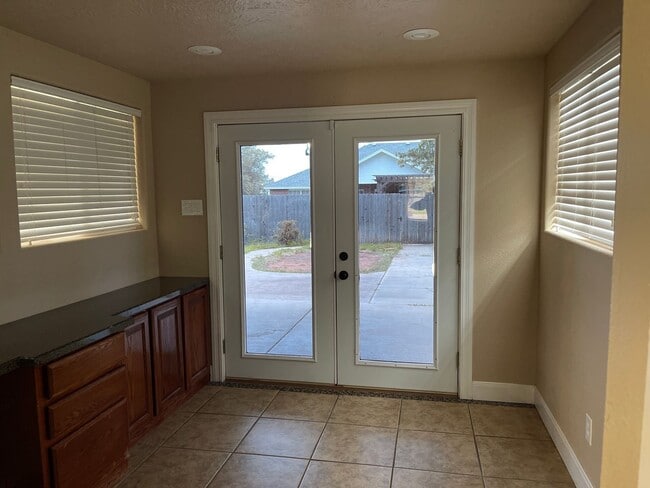 Building Photo - Beautiful 3 Bedroom Home, Zia School District!