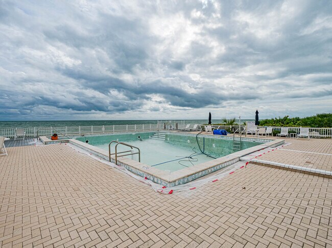 Building Photo - 8444 Oceanside Dr