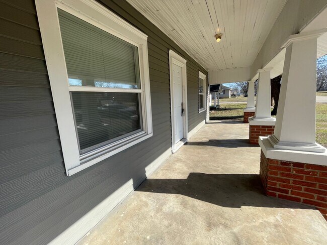 Building Photo - 3 bedroom 1 bath You will love coming Home