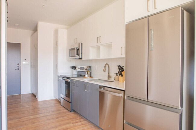 Building Photo - 1237 N Van Buren St