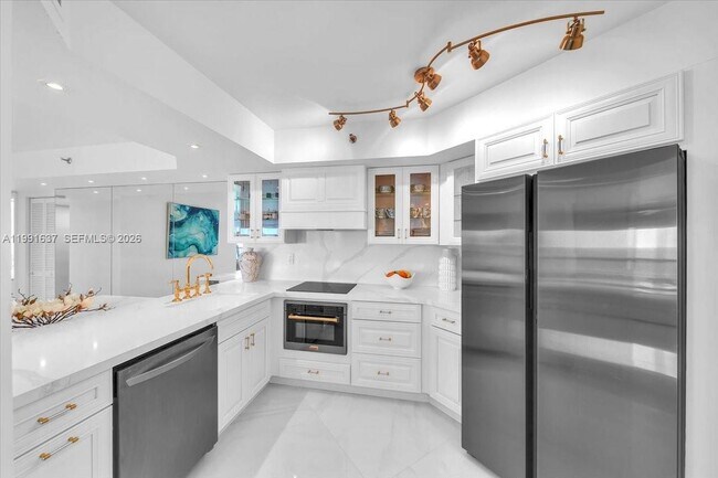 Building Photo - 6767 Collins Ave