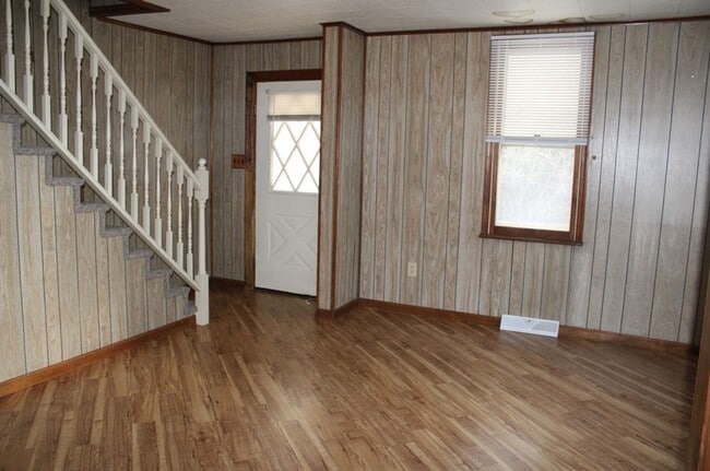 Building Photo - Updated 2-Bedroom Semi-Detached Home