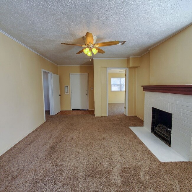 Building Photo - 3 Bedroom home in Shawnee