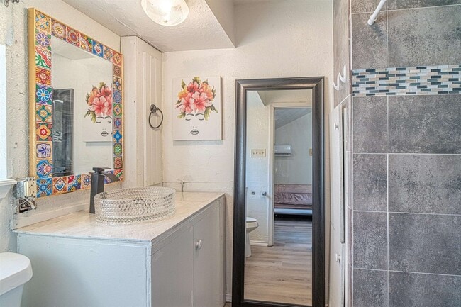 Building Photo - 716 E Losoya St