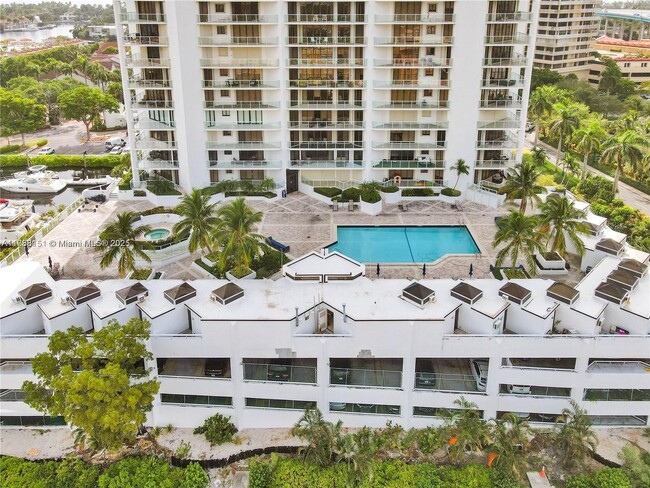 Building Photo - 19500 Turnberry Way