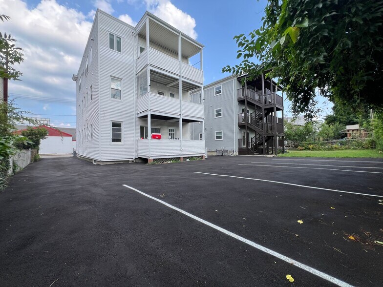Building Photo - 132 Buttonwood St