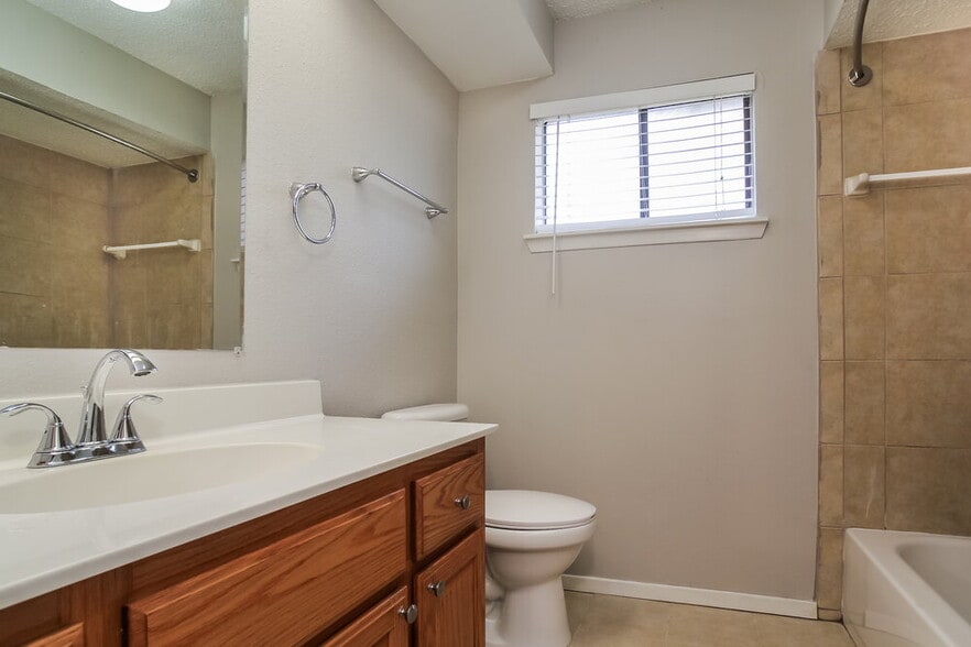 Building Photo - 9723 Orangevale Dr