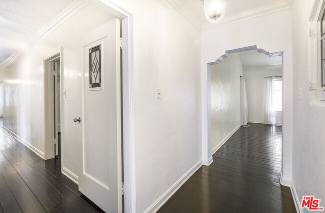 Building Photo - 244 S Mansfield Ave
