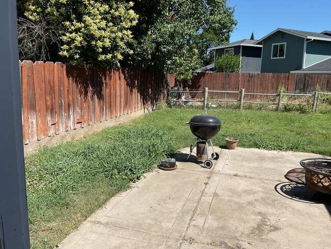 Building Photo - Chico 3 bed 2 bath home for rent, convenient location, neighborhood setting Garage, back yard