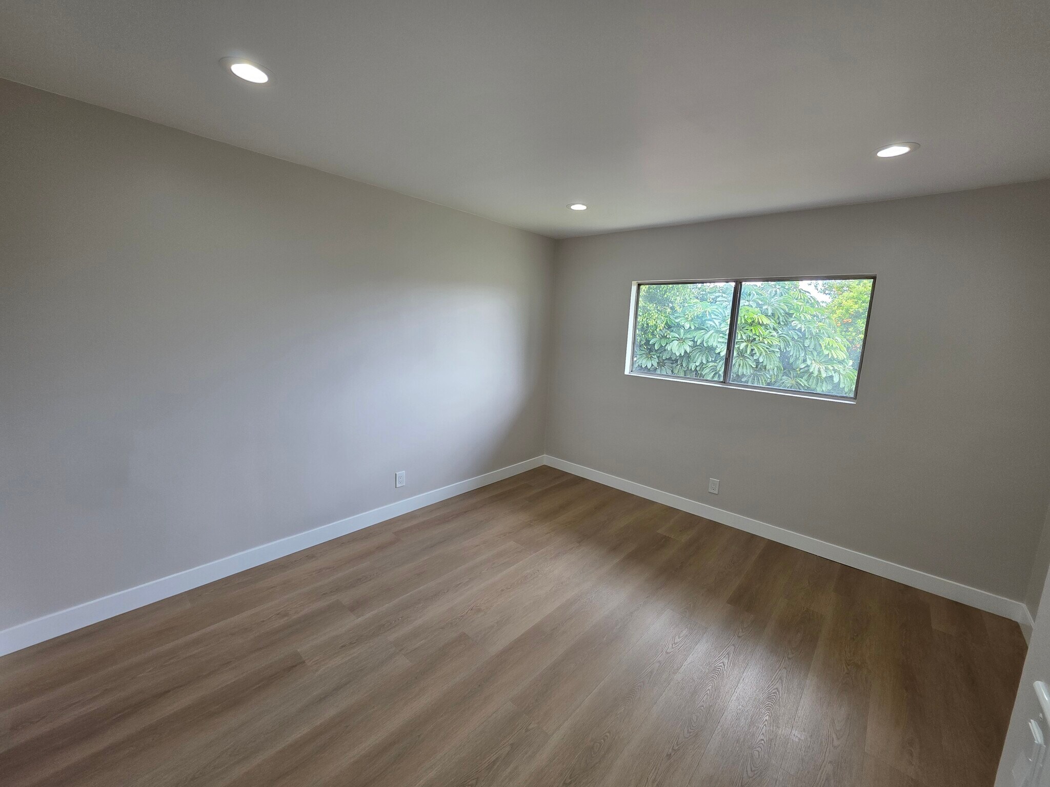 Building Photo - 14747 Woodruff Ave