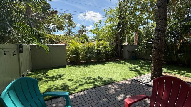 Building Photo - Charming 2/2 Seasonal Rental in Sarasota – Minutes from the Beach! Private Courtyard Included!!
