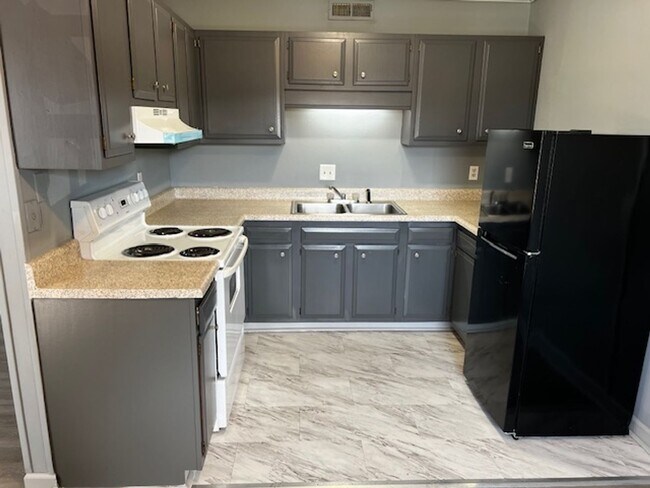 Building Photo - Maryville 37803 - 1 bedroom, 1 bath Apartment - Contact Troy Adams (865)233-6949